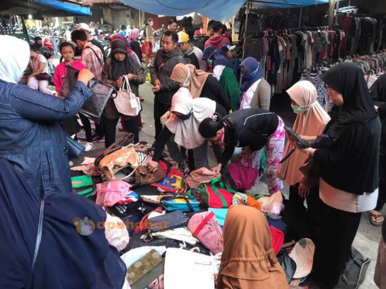 Fenomena Berbelanja di Pasar Pagi, Pasar Cempaka Banjarmasin (Sumber: https://apahabar.com/2020/04/bila-banjarmasin-di-psbb-hanya-dua-pasar-yang-buka)