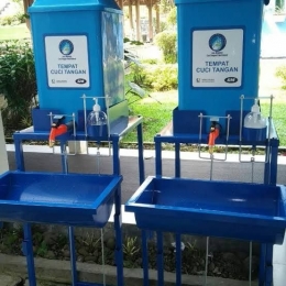 Peralatan cuci tangan yang wajib ada di setiap rumah, terutama di depan rumah (foto dari siplah.blibli.com)