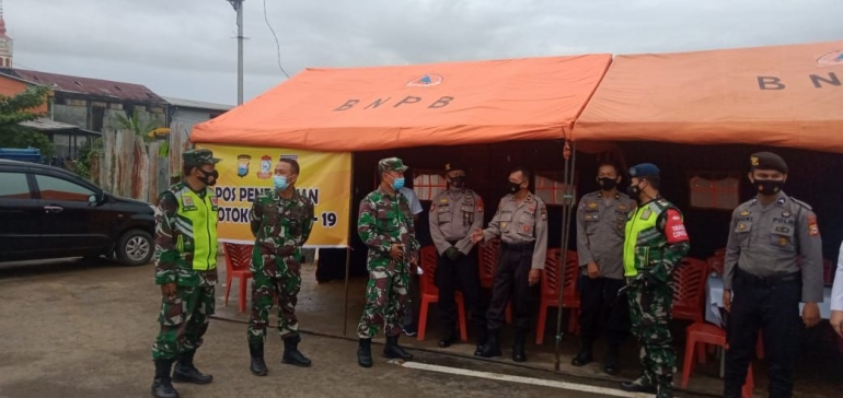 Kasdim 1408/BS Letkol Inf M. Adnan bersama jajarannya dan unsur Polri serta Dinas Perhubungan melakukan pemnatauan di batas kota Makassar Maros, Jumat, (07/05/2021)