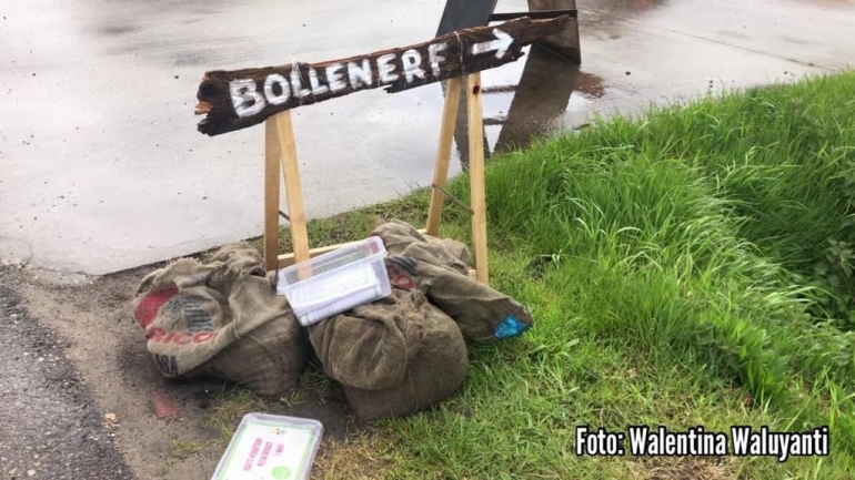 Kartu route untuk melihat perkebunan tulip dan karung berisi umbi tulip di depan rumah petani, gratis untuk pengunjung | Foto Walentina Waluyanti