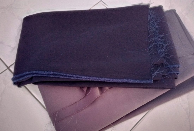 Dua kain bahan yang saya beli untuk membuat celana lebaran |dok. pribadi.