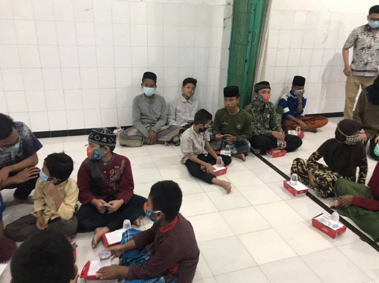 Gambar interaksi dengan anak - anak panti asuhan Bani Yaqub Surabaya.