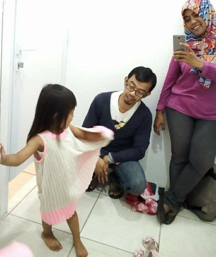 Mencoba baju lebaran di ruang pas. Foto: Irma Tri Handayani