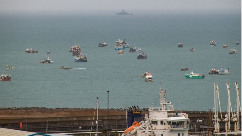 Kapal perang Inggris muncul di antara kapal nelayan Prancis yang protes di perairan Jersey. (Foto: Michael Bewley/Sky News)