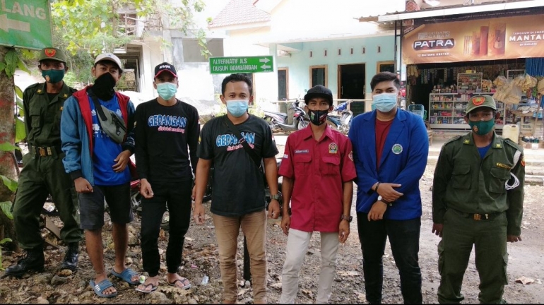 Pemasangan petunjuk arah oleh Mahasiswa KKN UM bersama Karangtaruna Desa Tumpakrejo.