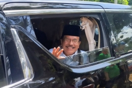 Menteri ATR/BPN Sofyan Djalil melambaikan tangan dari dalam mobilnya saat meninggalkan Pondok Modern Assalam, Warungkiara, Sukabumi, Jawa Barat, Junat (7/2/2020)(KOMPAS.COM/BUDIYANTO)