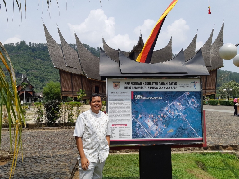 Istano Basa Pagaruyung terletak di Nagari Pagaruyung, Kecamatan Tanah Tanjung Emas, Batusangkar, Kabupaten Tanah Datar, Sumatera Barat. Sumber: Dok. Pribadi Andi Setyo Pambudi