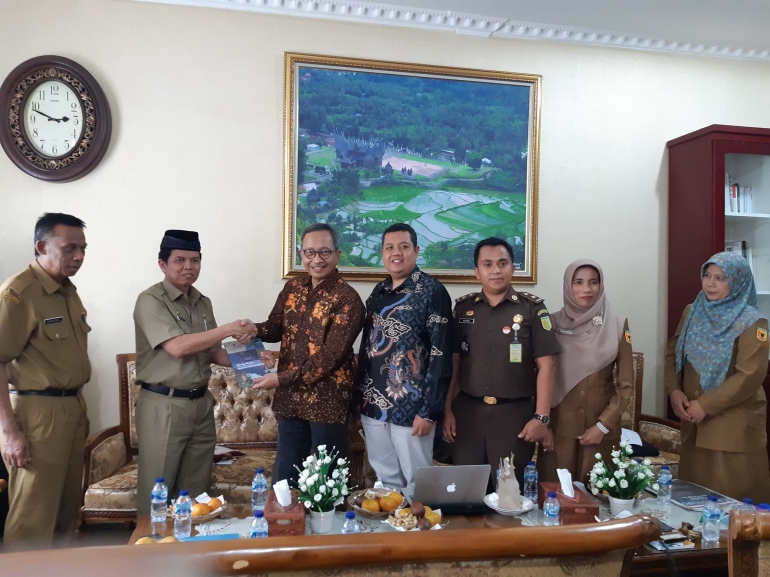 Kunjungan dan Diskusi dengan Pemerintah Daerah Tanah Datar tentang Inovasi GERBANG CERDAS (Gerakan Pembangunan Masyarakat Cerdas). Inovasi ini merupakan salah satu komitmen pemerintah daerah Tanah Datar terkait bantuan biaya pendidikan bagi anak kurang mampu untuk melanjutkan pendidikan ke Perguruan Tinggi (PT). Sumber: Dok. Pribadi Andi Setyo Pambudi