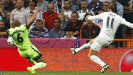 Pemain Manchester City, Fernando, mencetak gol bunuh diri dalam laga semifinal UCL 2015/16 melawan Real Madrid. (Sumber: BBCSport)