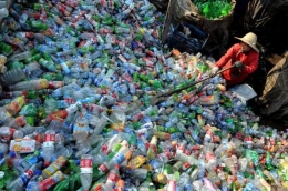 Limbah Botol-Botol Plastik (sumber gambar: womantalk.com)