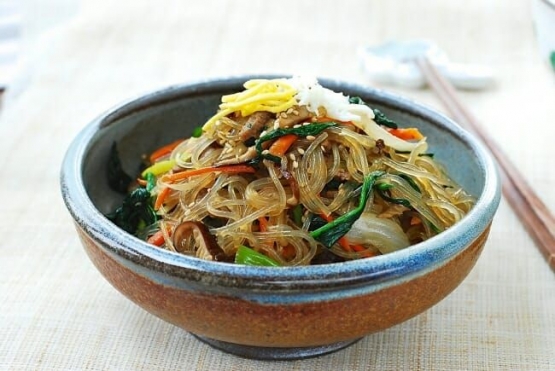 Japchae adalah salah satu hidangan pas untuk berbuka puasa. Foto: My Korean Kitchen