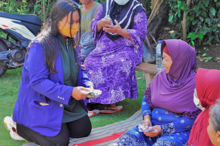Mahasiswa KKN UM membagikan masker ke warga Desa Sumberbening (Dokpri)