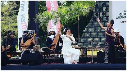 Foto 6: Penampilan perdana formasi SOB bersama Didik Nini Thowok dalam Borobudur Cultural Fest 2016 | Ilustrasi via soundofborobudur.org