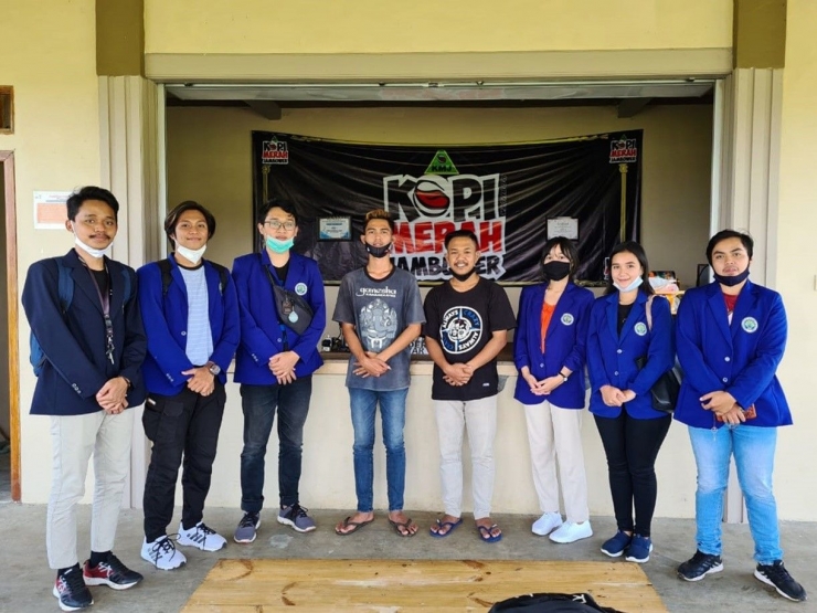 Mahasiswa KKN UM mengunjungi narasumber produk Kopi Merah Jambuwer