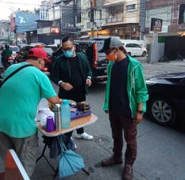  Pengurus DPC PKB Jakarta Selatan Andry Faridsyah Siregar (masker hijau) saat membeli dagangangan PKL (Dokumen pribadi)