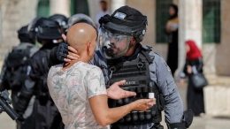 Perlakuan polisi Israel terhadap warga Palestina (pic: trtworld.com)