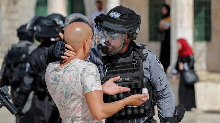 Perlakuan polisi Israel terhadap warga Palestina (pic: trtworld.com)
