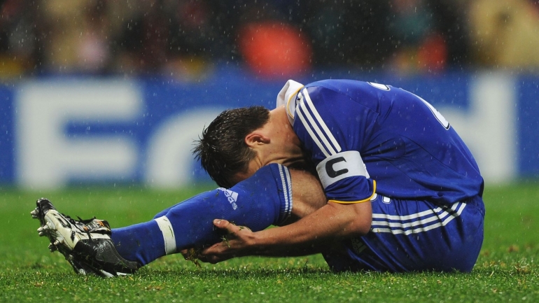 Kapten Chelsea, John Terry, gagal mengeksekusi pinalti akibat terpeleset dalam final UCL 2008 melawan MU. (Sumber: Goal.com)