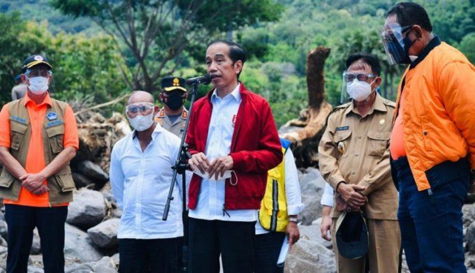 Presiden Jokowi mengunjungi lokasi bencana di desa Amakaka, kabupaten Lembata (foto : regional.inews.id)