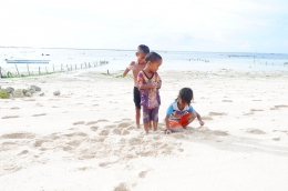 Anak-anak yang bermain pasir di Pantai Nemberala (Dokumentasi pribadi)