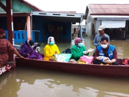 pemberian bantuan di daerah terdampak banjir-dokpri