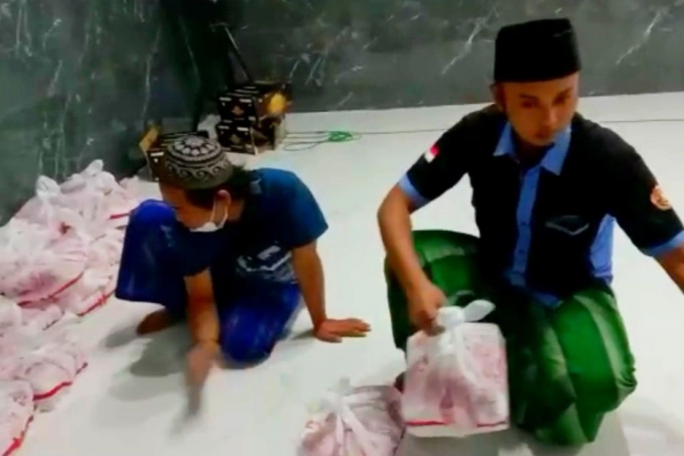 MELAYANI : Tampak Pengurus Karang Taruna Desa Wonosari Sedang Membagikan Makanan kepada Anak-anak Yatim Piatu untuk melaksanakan buka puasa bersama/Dok Karang taruna Wonosari