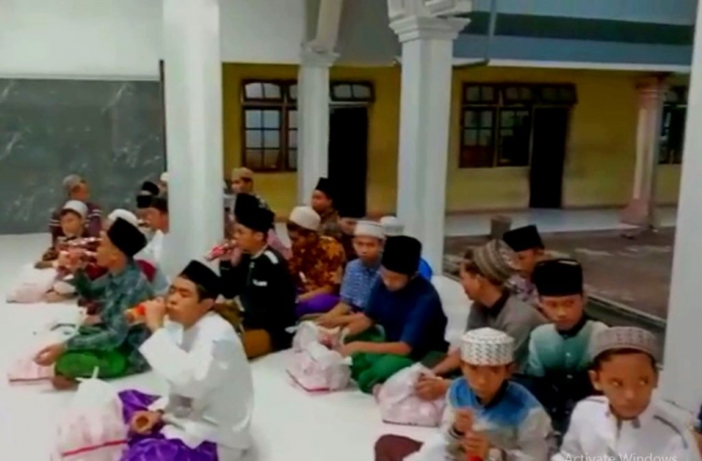 BUBER : Tampak Anak-anak Panti Asuhan sedang melaksanakan Buka Puasa Bersama di kompleks yayasan/Dok Karang taruna Wonosari