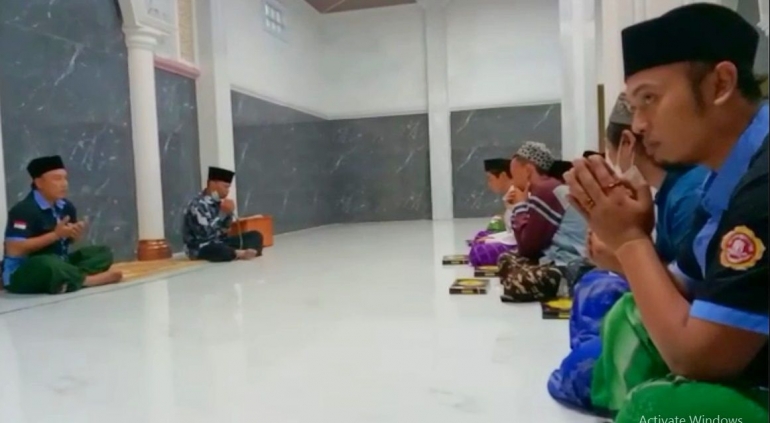 DOA : Segenap Pengurus Karang Taruna Desa Wonosari dan Anak-anak Panti Asuhan Melaksanakan Doa Bersama yang Dipimpin Langsung Bapak Marjiin selaku Pengasuh dan Pengelolah Panti Asuhan/Dok Karang taruna Wonosari