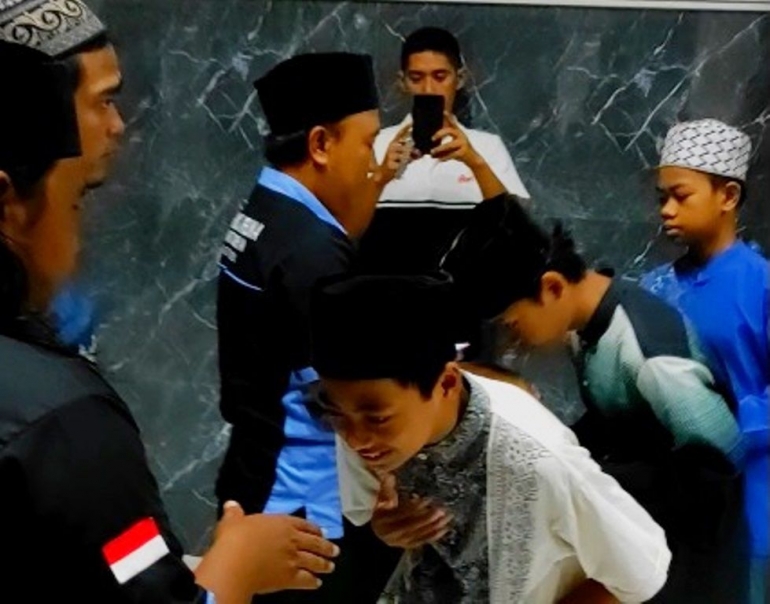 SANTUNAN : Pemberian santunan dari Karang Taruna Desa Wonosari Kepada Anak Yatim Piatu./Dok Karang taruna Wonosari