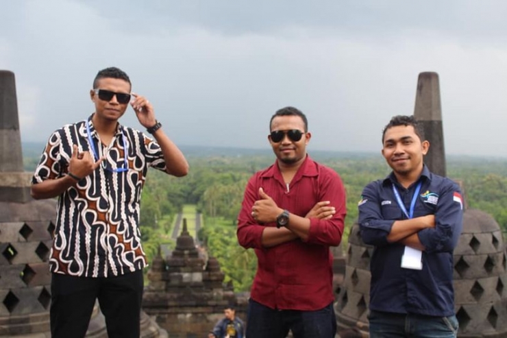 Saat berfoto di depan stupa - stupa Candi Borobudur (dok. Aldi Rendu)