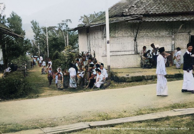 Anak-anak lain yang kebanyakan sarungan sudah berkumpul di perempatan di depan warung yang tutup (digitalcollections.universiteitleiden.nl/ deepai.org).