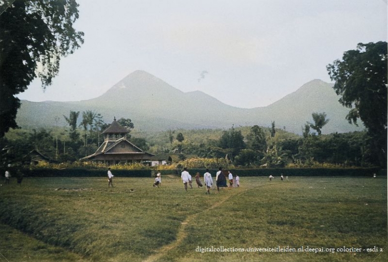 Beberapa sudah berangkat ke lapangan untuk melaksanakan salat Id (digitalcollections.universiteitleiden.nl/ deepai.org).