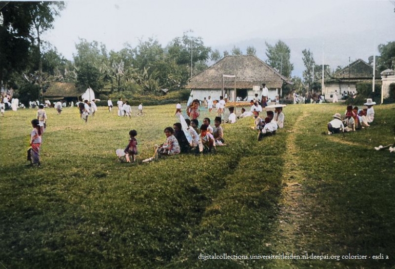 Ada juga yang memilih duduk-duduk di pinggir lapangan (digitalcollections.universiteitleiden.nl/ deepai.org).