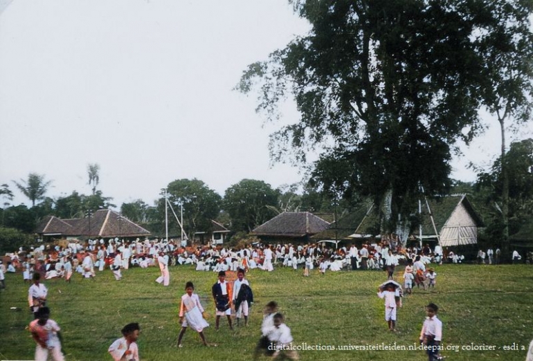 Siang hari semakin banyak anak-anak yang berkumpul (digitalcollections.universiteitleiden.nl/ deepai.org). 