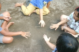 Anak-anak sedang melakukan hompimpa. Foto: Chaerani