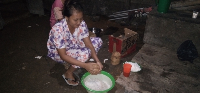 Gadis yang sedang kukur kelapa dengan "fogao" [Foto Dokumen Pribadi]