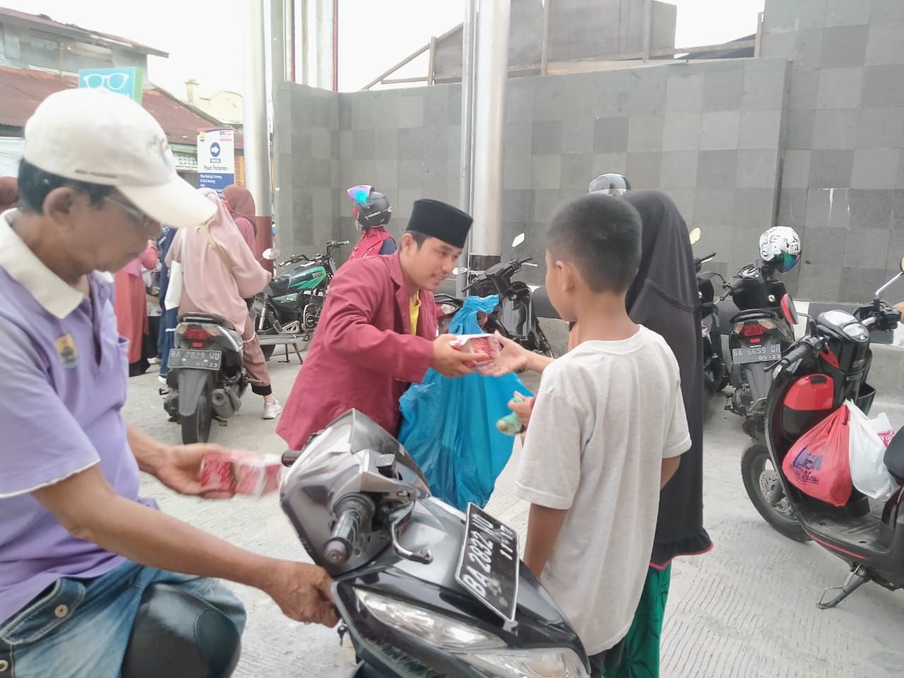 Aktivis IMM Pariaman bagikan takjil untuk para pekerja informal. (foto dok bima putra)