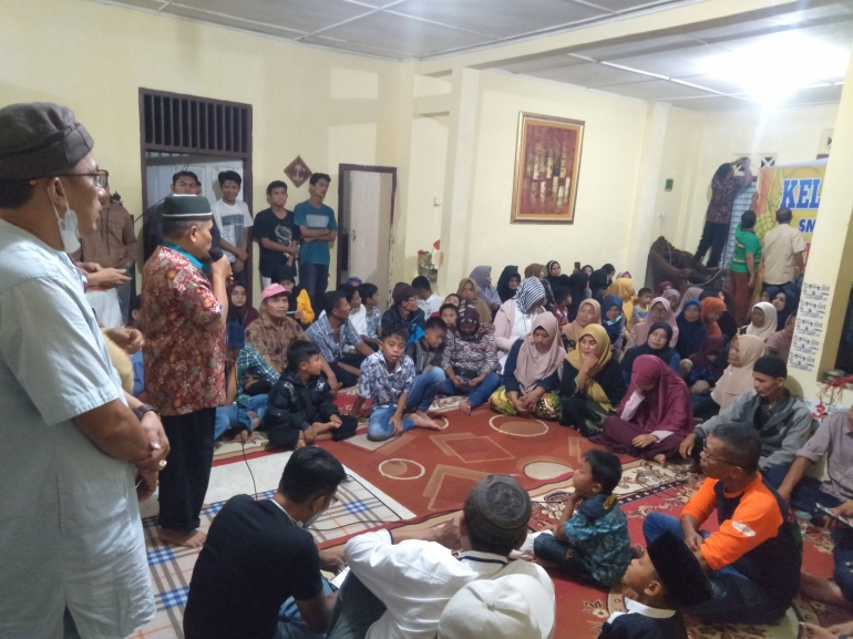 Suasana santunan dan berbagi Keluarga Besar A88 SMP N 1 Standar Sungai Sariak di rumah Nasdini Indrani. (foto dok damanhuri)