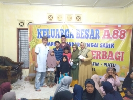 Santunan anak yatim yang ayahnya alumni baru saja meninggal dunia. (foto dok damanhuri)