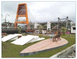 Desain taman di sekitar Jembatan Sawunggaling dan tampak terminal Joyoboyo di belakangnya (foto: dok. pribadi)