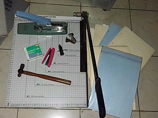 Karton, staples, dan alat pemotong kertas (Dokpri)
