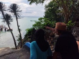 Mama Papa - Oma Opa - Mimi lan mintuna. Gambar diambil di tepi pantai di Bone, Sulawesi Selatan (Sumber: Dokpri)