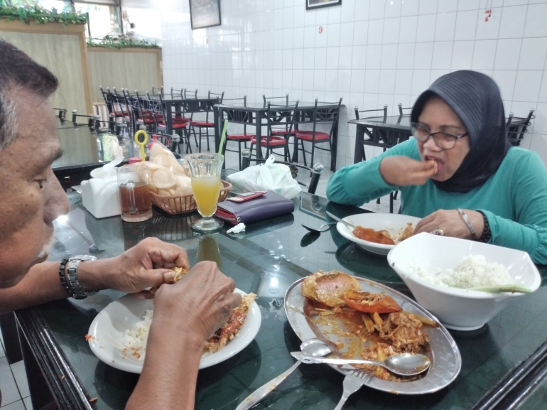 Walau sudah sepuh, hobi makan kepiting teteeep (Sumber: Dokpri)