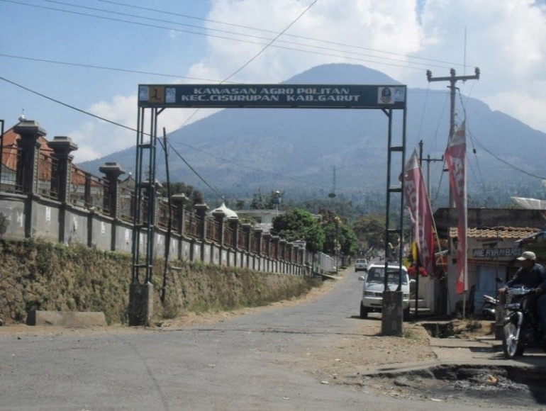 Keadaan Cisurupan sekarang yang statusnya sudah menjadi sebuah kecamatan. Gapura yang tampak adalah akses menuju Gunung Papandayan (priapecintaalam.wordpress.com).