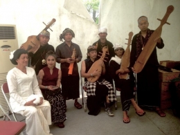 Trie Utami, Dewa Budjana, Didik Nini Thowok bersama Tim Pembunyi alat musik yang behasil direka cipta