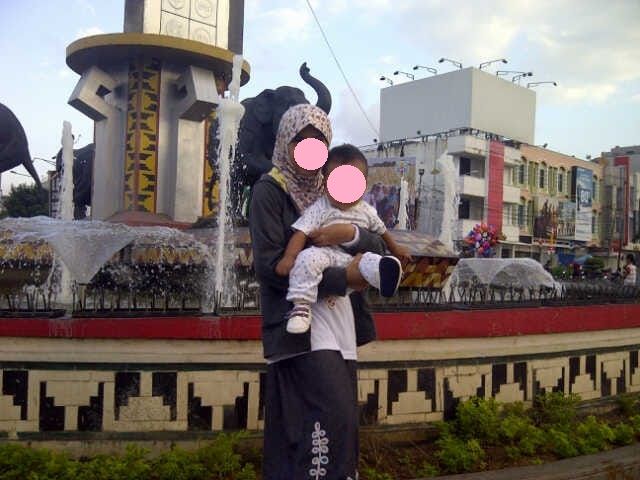 Di depan Tugu Adipura Bundara Gajah Bandar Lampung (Sumber : Dokumen Pribadi)