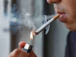Sebuah gambar orang yang sedang merokok (source: info sehat, klikdokter.com).