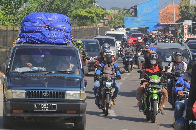 Suasana kepadatan di jalur Pantura Palimanan, saat kendaraan pemudik melintas di Cirebon, Jawa Barat, Minggu (9/6/2019). H+4 Lebaran yang jatuh pada Minggu (9/6) merupakan puncak arus balik jalur Pantura yang didominasi kendaraan sepeda motor.(ANTARA FOTO/DEDHEZ ANGGARA via KOMPAS.com)