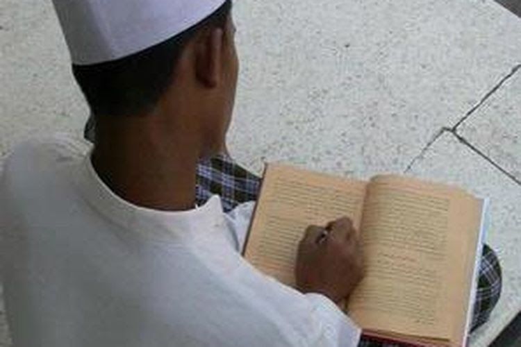 Memaknai kitab kuning. (Foto krishna P Panolih/ Kompas)