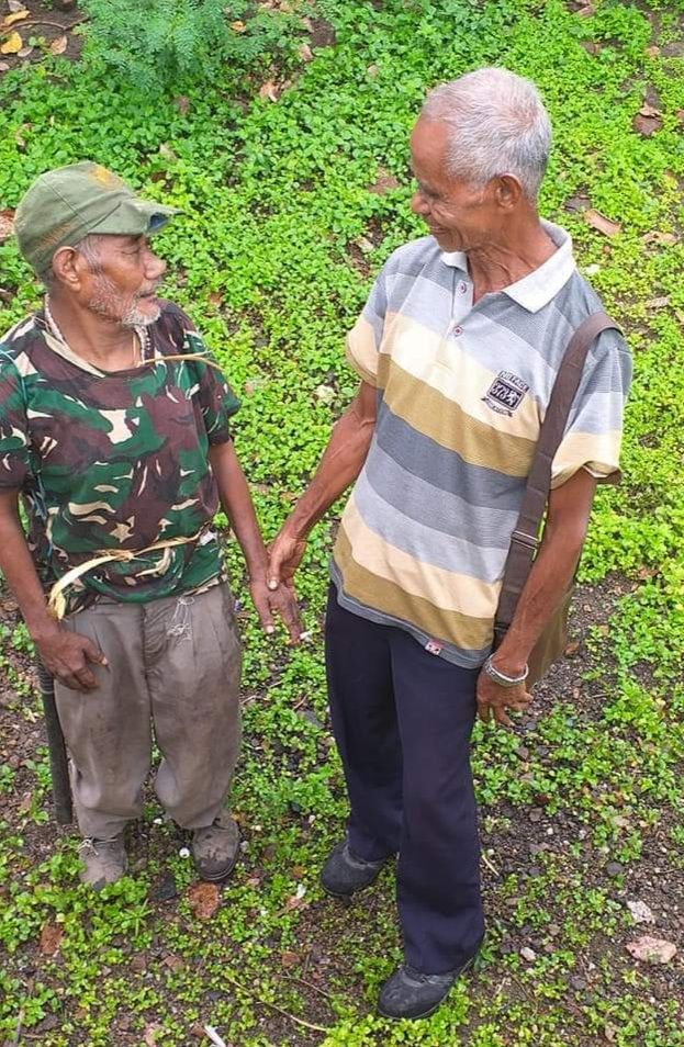 Komdan Piet Meran bersama bapak Petrus Ata Tukan di lokasi sumber air panas desa Lewogroma dalam kegiatan penghijauan (foto: ina tukan/facebook.com)